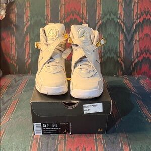 Air Jordan Retro 8Sneakers in light bone and Metallic Gold